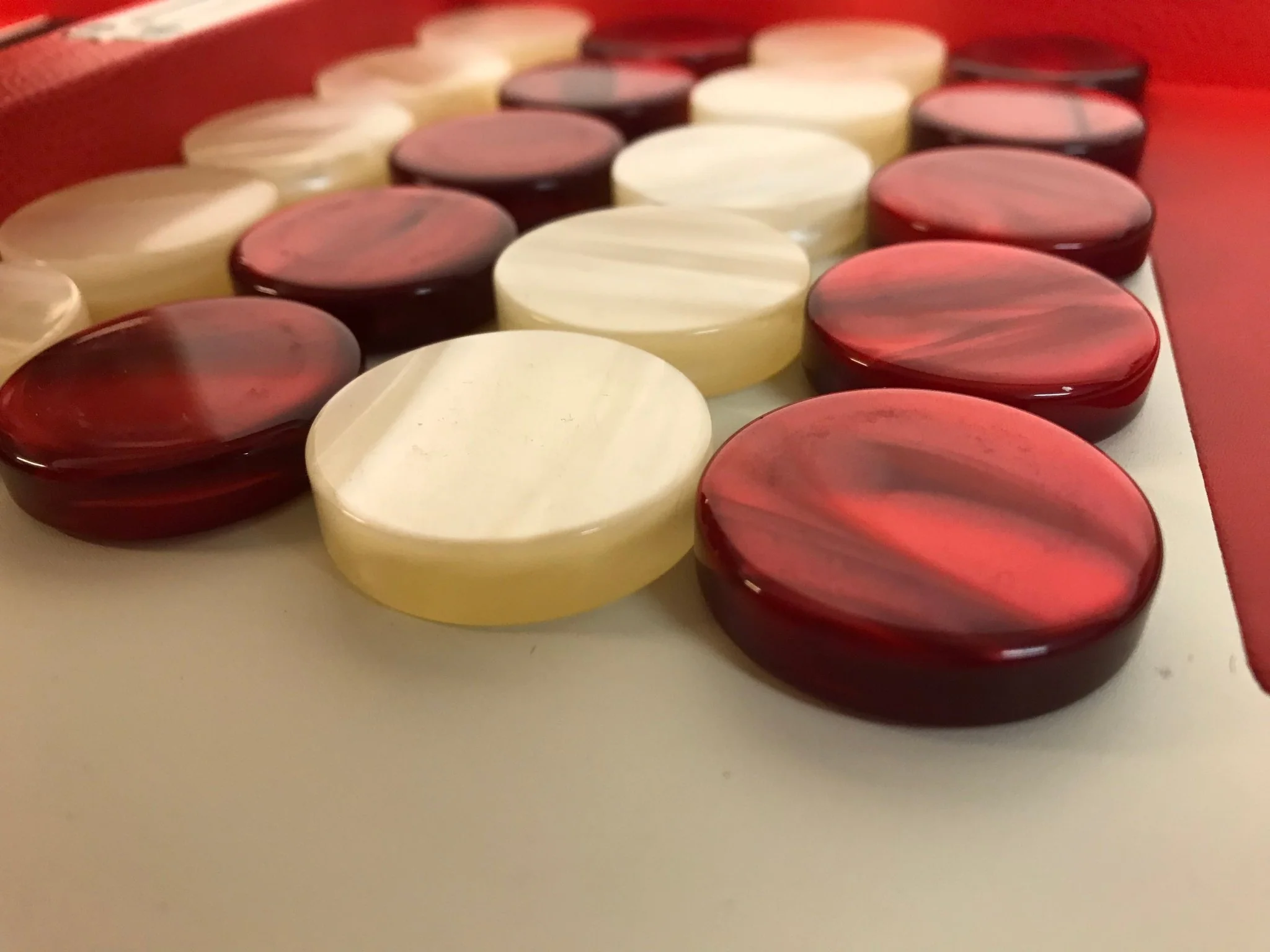Pions de backgammon en acetate nacrés - Ivoire / Rouge - Image 3